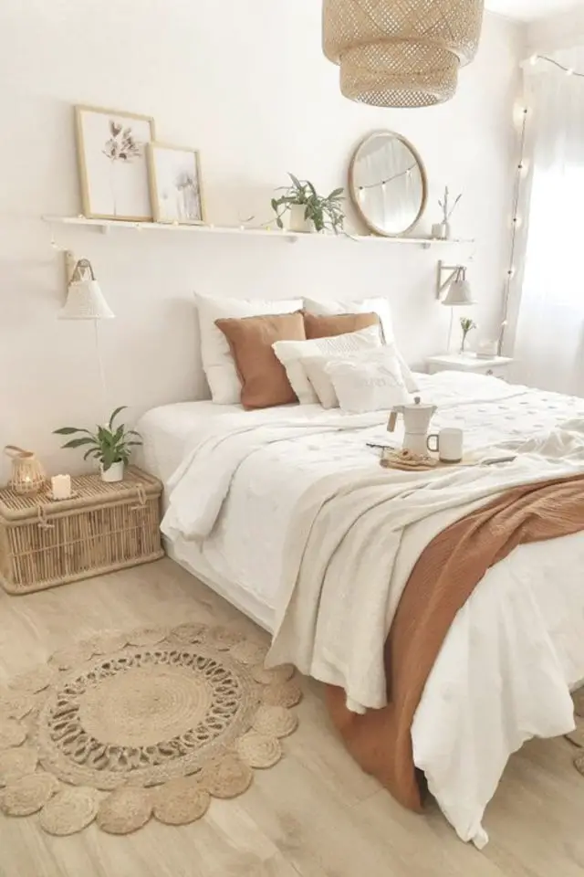 slow decoration exemple interieur chambre adulte blanche avec détail couleur terracotta descente de lit en jonc de mer
