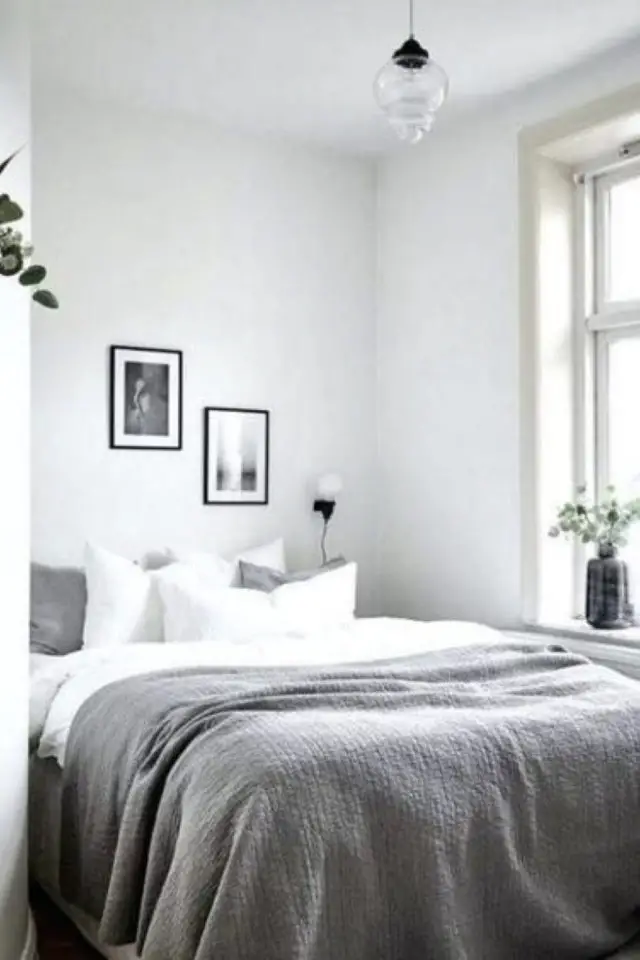 toute petite chambre exemple neutre blanc gris parure de lit cadre déco murale lumière
