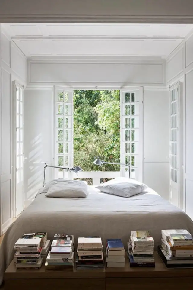toute petite chambre exemple chambre à coucher fenêtre bout de lit rangement livres