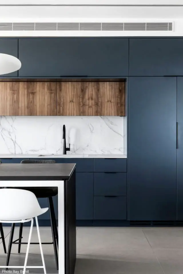 cuisine couleur bleu exemple ambiance moderne bois marbre meuble façade épuré