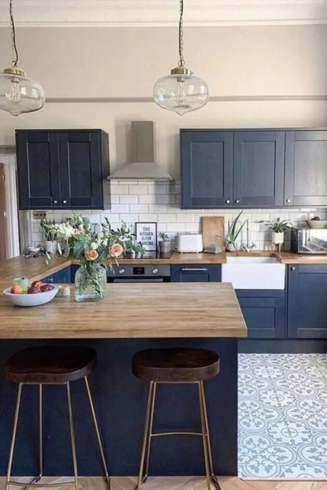 cuisine couleur bleu exemple plan de travail bois chaleureux grand espace