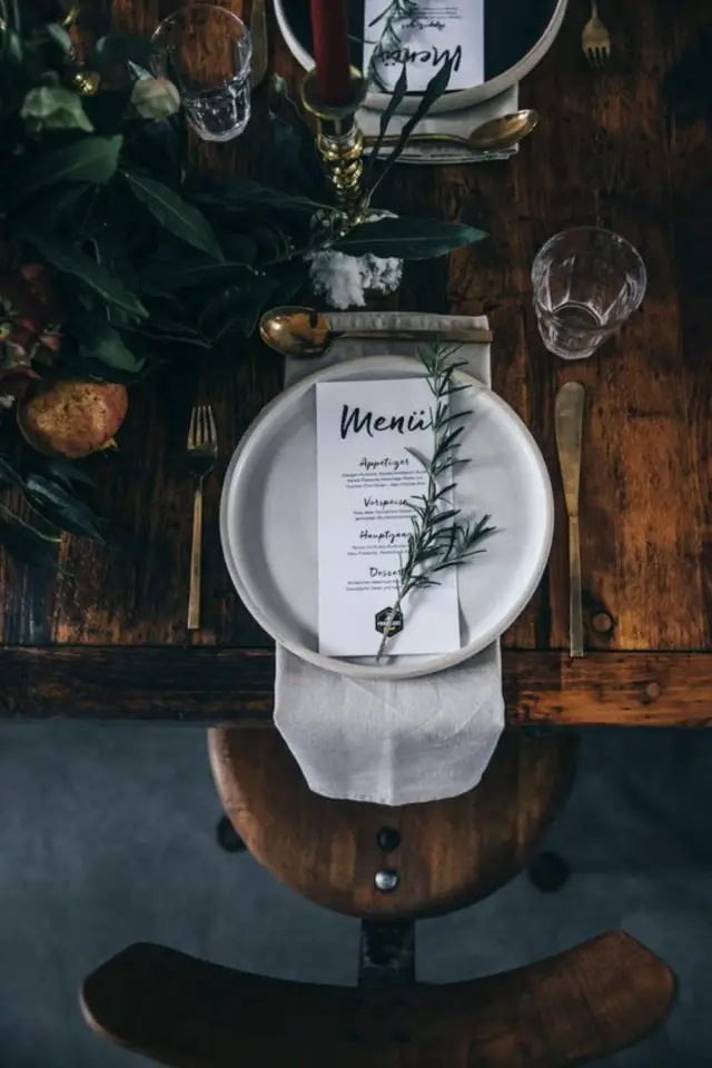 deco table simple elegant exemple assiette grise table en bois décor naturel et sobre