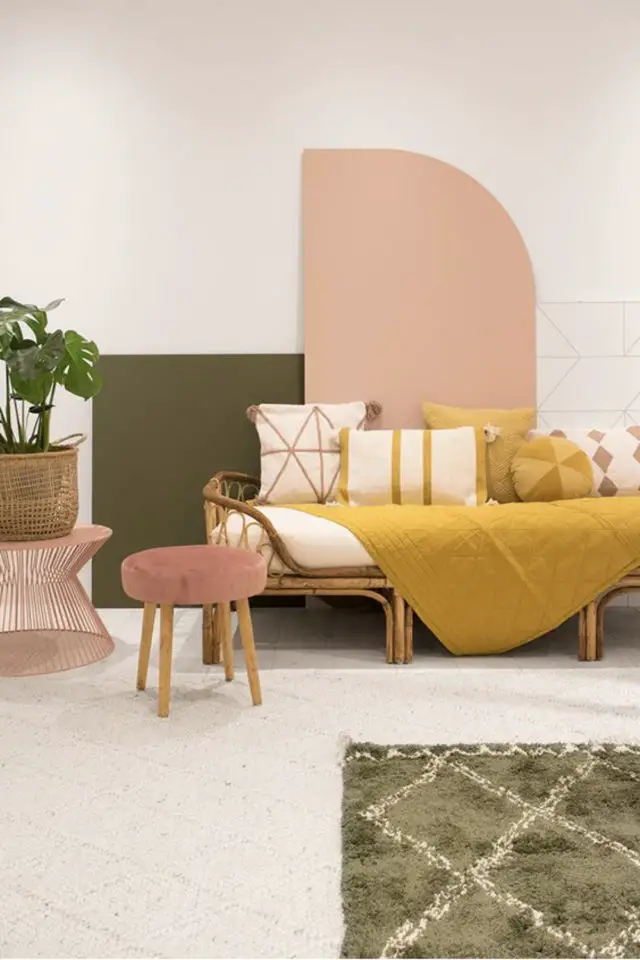 peinture decor mural geometrique exemple banc rose kaki moderne salon séjour 
