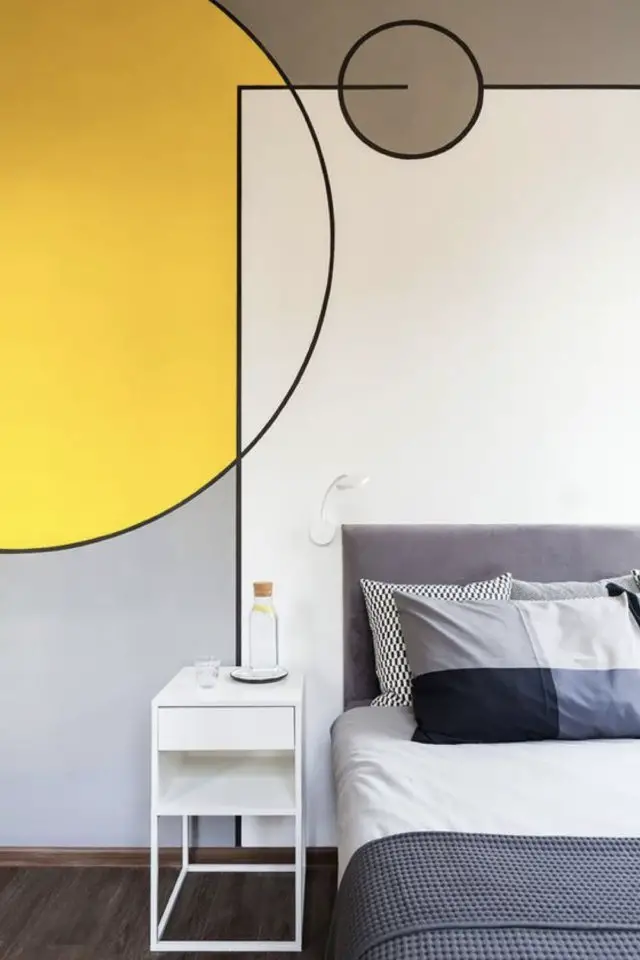 peinture decor mural geometrique exemple salon séjour moderne blanc noir jaune gris
