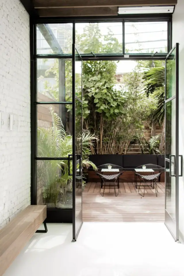 petit patio verdoyant plante exemple ambiance moderne et minimaliste courette bambou jardinière