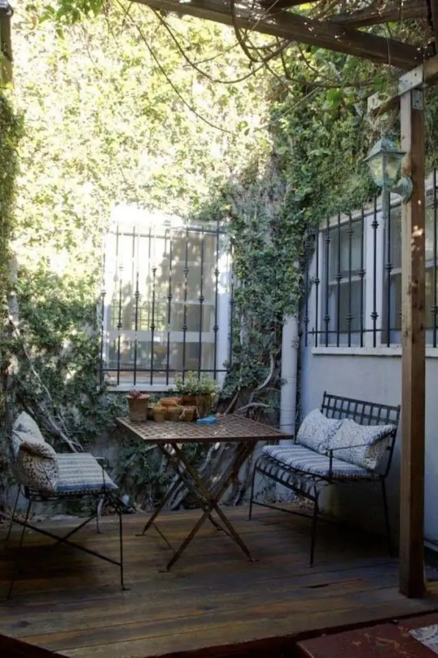 petit patio verdoyant plante exemple meuble de jardin petite courette vigne classique cosy