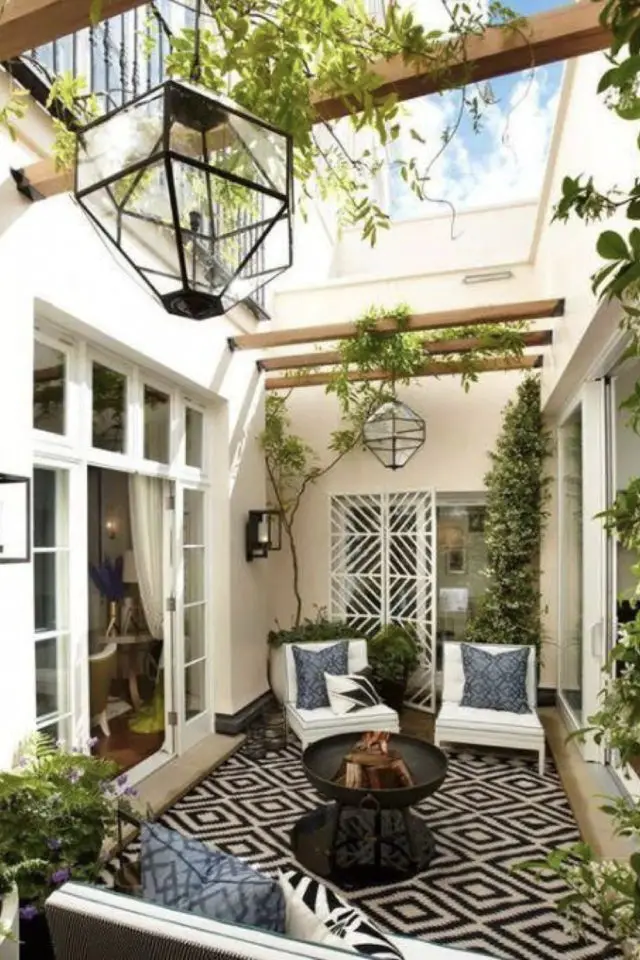 petit patio verdoyant plante exemple mobilier de jardin petit espace fauteuil