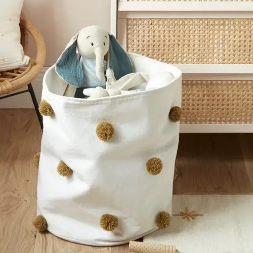 petit rangement enfant couleur panier à jouets blanc pompons caramel decoration moderne chambre