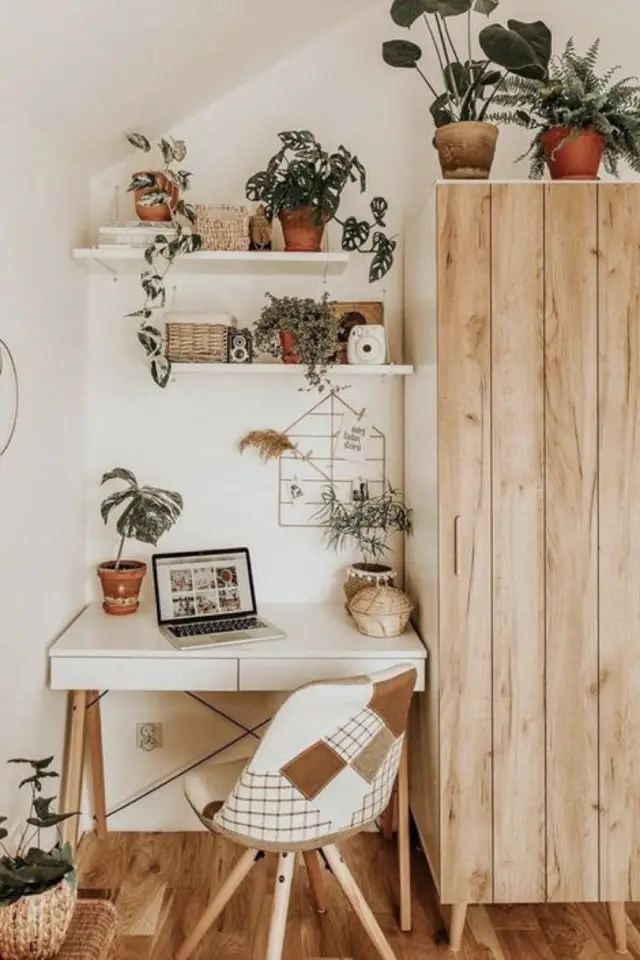 slow living deco interieur exemple bureau pente de toiture armoire bois meuble blanc étagère murale petites plantes vertes