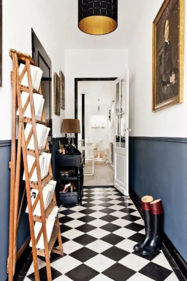 soubassement peinture bleue exemple couloir entrée carrelage noir et blanc liseré noir mur blanc