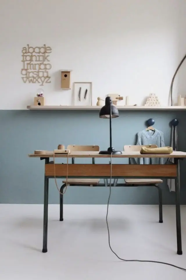 soubassement peinture bleue exemple bureau decoration moderne enfant meuble vintage mid century