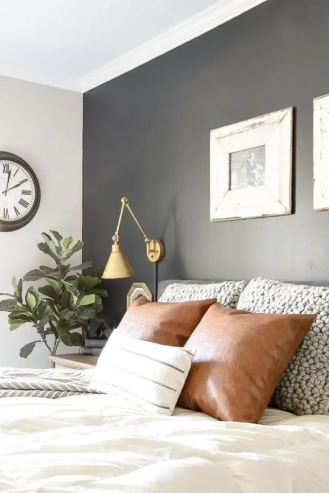touche cuir decoration exemple coussin decoration moderne chambre mur noir