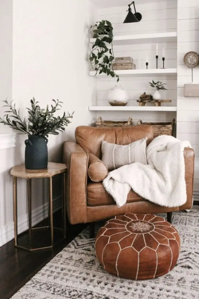 touche cuir decoration exemple salon séjour fauteuil et pouf cosy