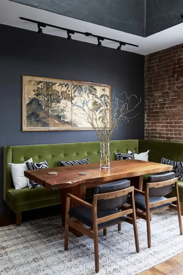 banquette en velours idee decoration mur bleu foncé vert mobilier bois table chaise vintage salle à manger