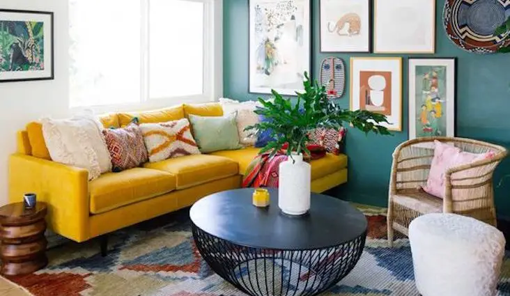conseil petit salon couleur ambiance conviviale peinture murs canapé jaune tapis coloré