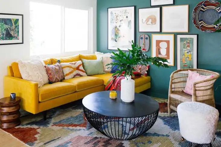 conseil petit salon couleur ambiance conviviale peinture murs canapé jaune tapis coloré