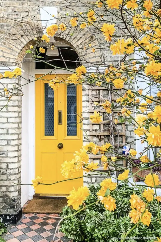 couleur jaune porte entree exemple façade en brique fleur printemps