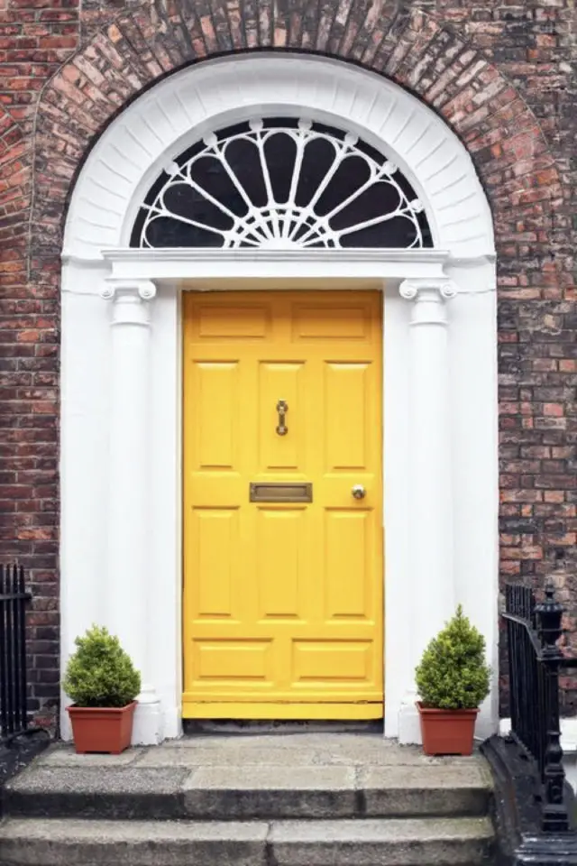 couleur jaune porte entree exemple façade brique classique chic