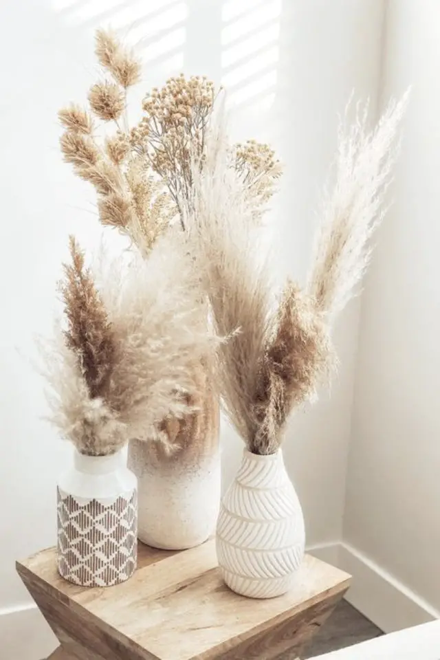 deco slow pampa fleur sechee exemple vase naturel posé sur un atbouret en bois angle pièce
