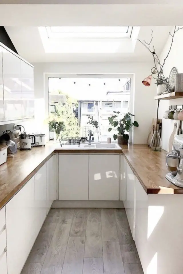 decoration petite cuisine blanche fenêtre plan de travail bois mobilier moderne blanc