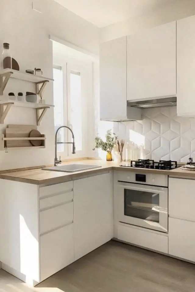 decoration petite cuisine blanche meuble moderne plan de travail bois crésence carrelage blanc original géométrique