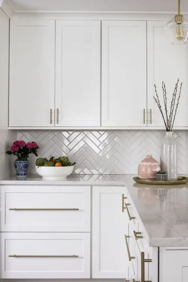 decoration petite cuisine blanche plan de travail marbre crédence chevron carrelage