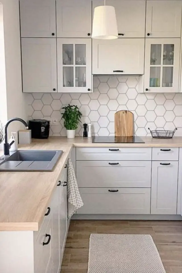 decoration petite cuisine blanche crédence mruale carrelage hexagonal géométrique moderne