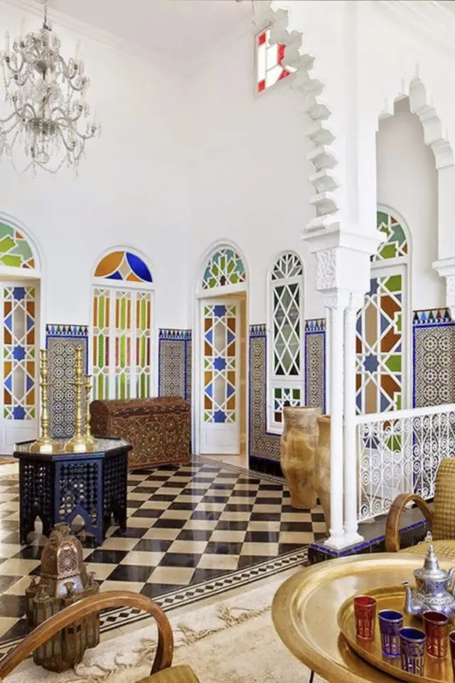 detente decoration marocaine exemple voyage vitraux colorés sol damier