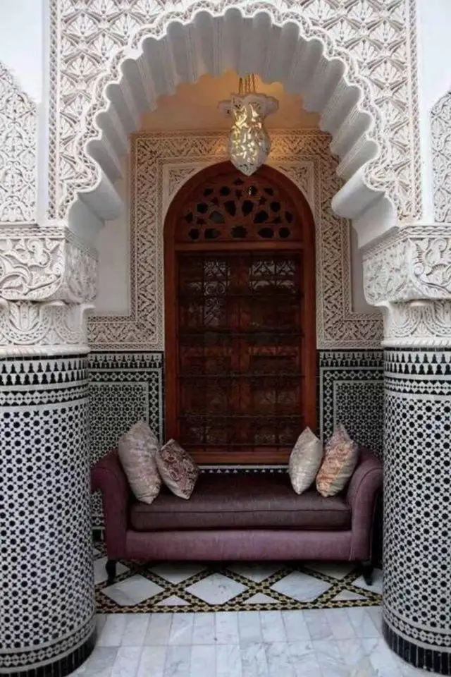 detente decoration marocaine exemple vicje canapé bois et cuir coussin velours motif carrelage colonne colonnade
