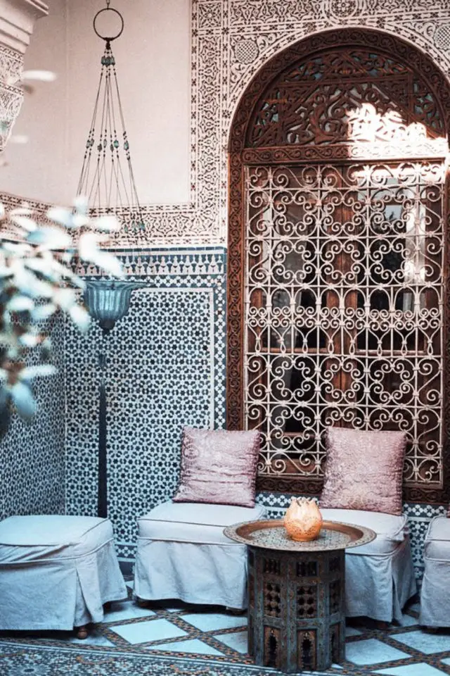 detente decoration marocaine exemple carrelage murale bleu tadlak rose moucharabieh