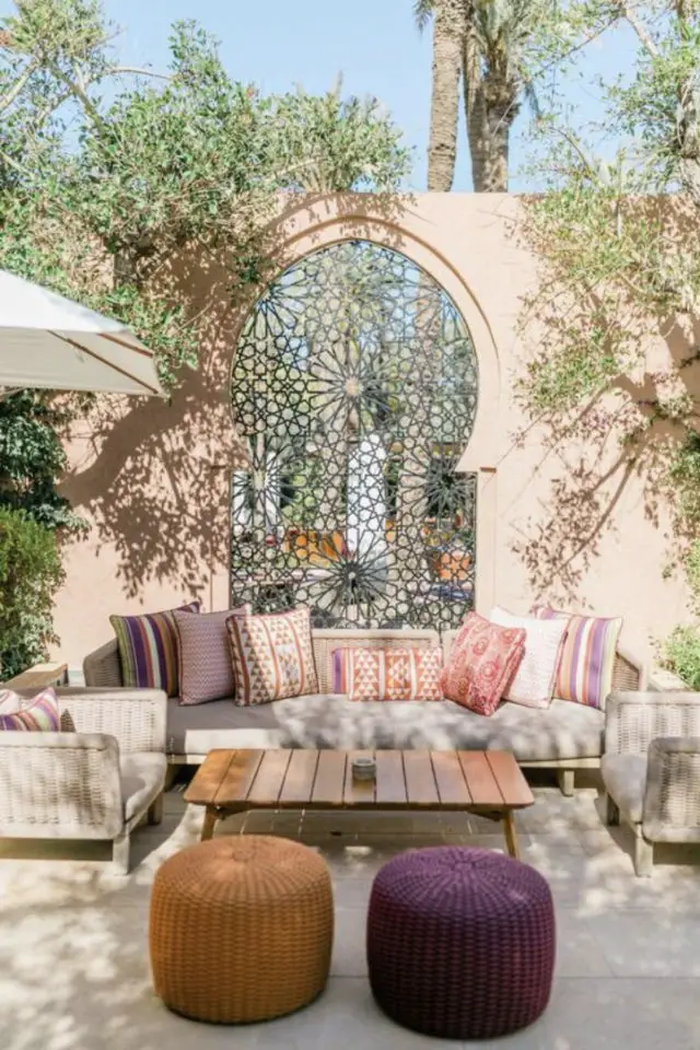 detente decoration marocaine exemple salon extérieur jardin moucharabieh couleur voyage rose plantes arbre