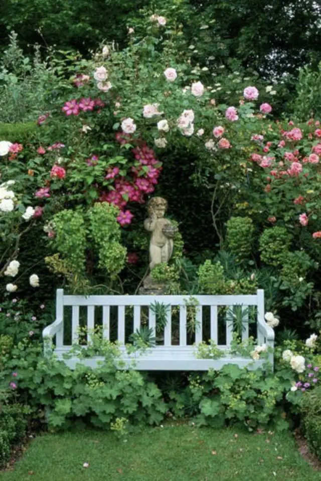 nature jardin detente banc en bois blanc romantique statue fleur roses romantique bucolique