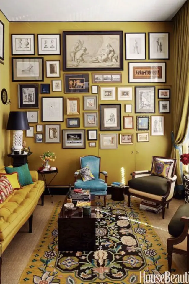 petit salon choix couleur conseil mur peinture jaune cadre accumulation mur accent