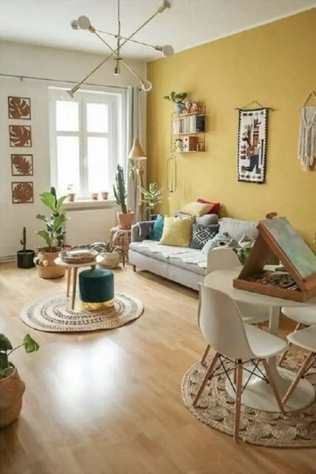 petit salon choix couleur conseil mur accent peinture jaune canapé neutre