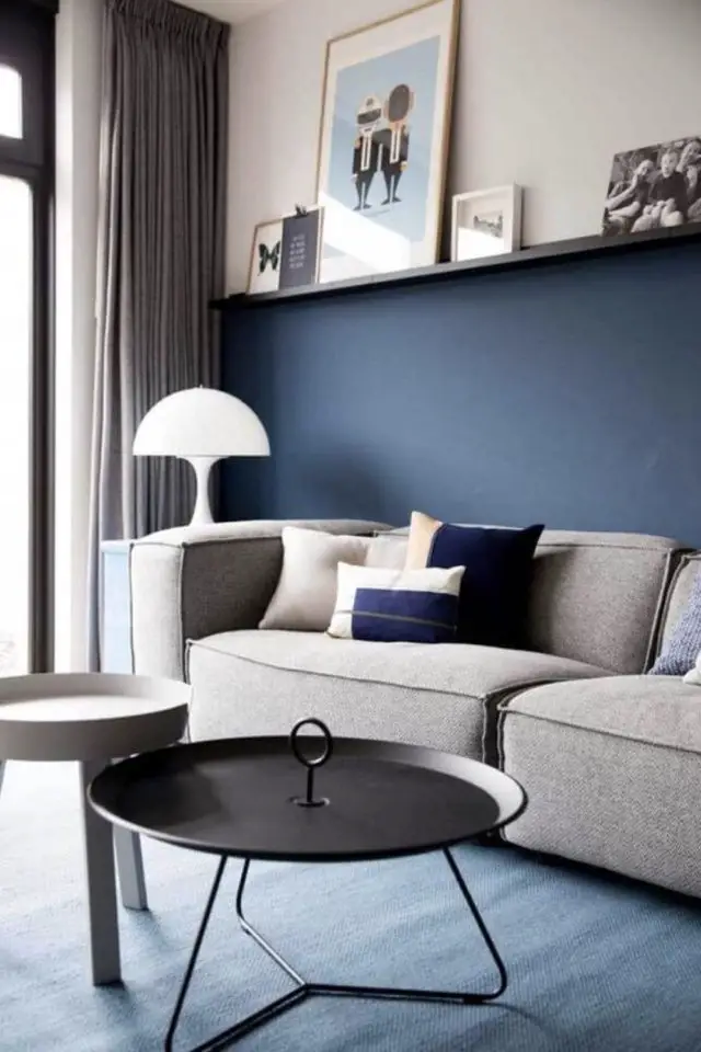 petit salon choix couleur conseil canapé gris moderne mur bleu foncé