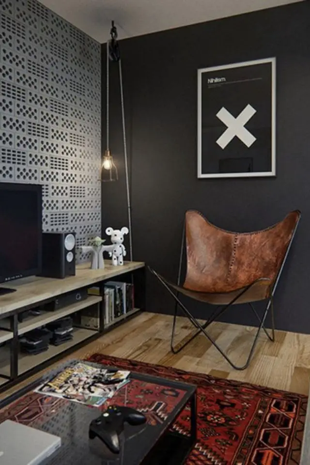 petit salon couleur sombre exemple peinture noir mur papier peint brique fauteuil papillon cuir