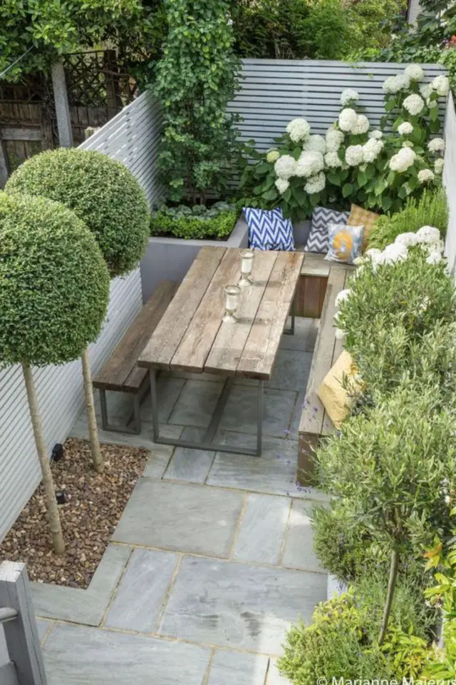 petite terrasse plantes vertes idees ciment bois grande table banc