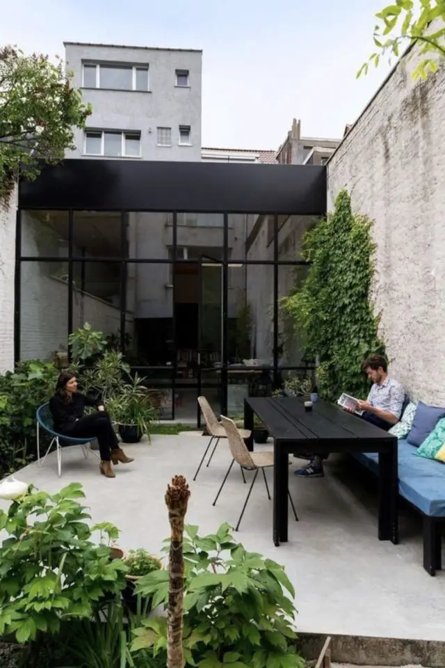 petite terrasse plantes vertes idees banquette table moderne noir