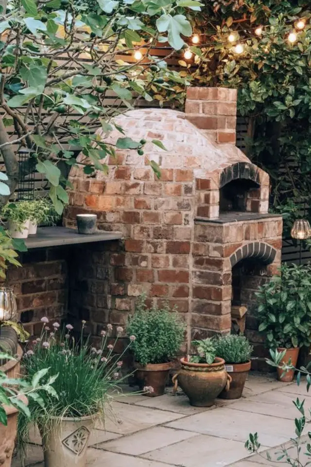 revetement exterieur terrasse exemple pierre naturel barbecue four à pizza plantes vacances