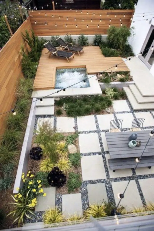 revetement exterieur terrasse exemple piscine dalles pavées et bois vernis élégant moderne