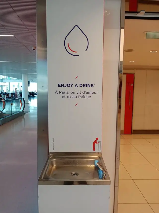 voyager nomade paris aeroport manque pas d'humour eau potable fontaine