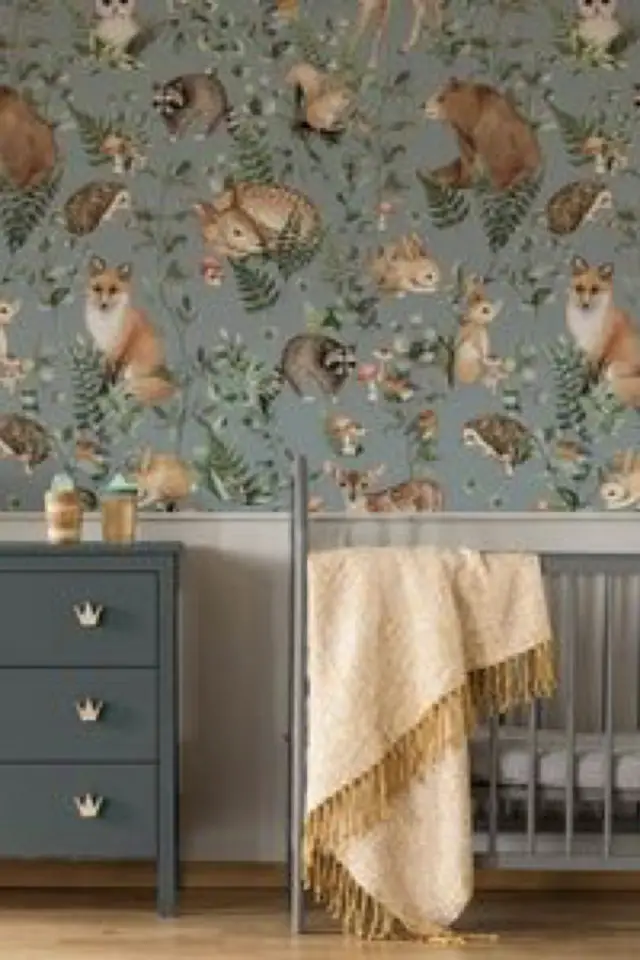 chambre enfant deco murale foret exemple papier peint fond vert sauge animaux renard lapin