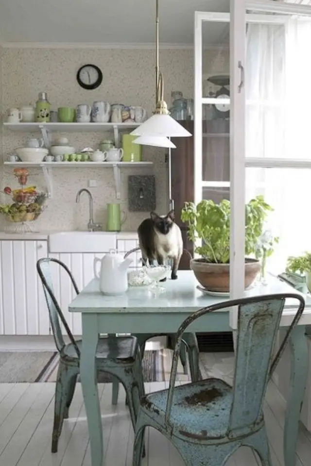 chat et cuisine deco exemple style classique rustique chic campagne table peinte chaises recup