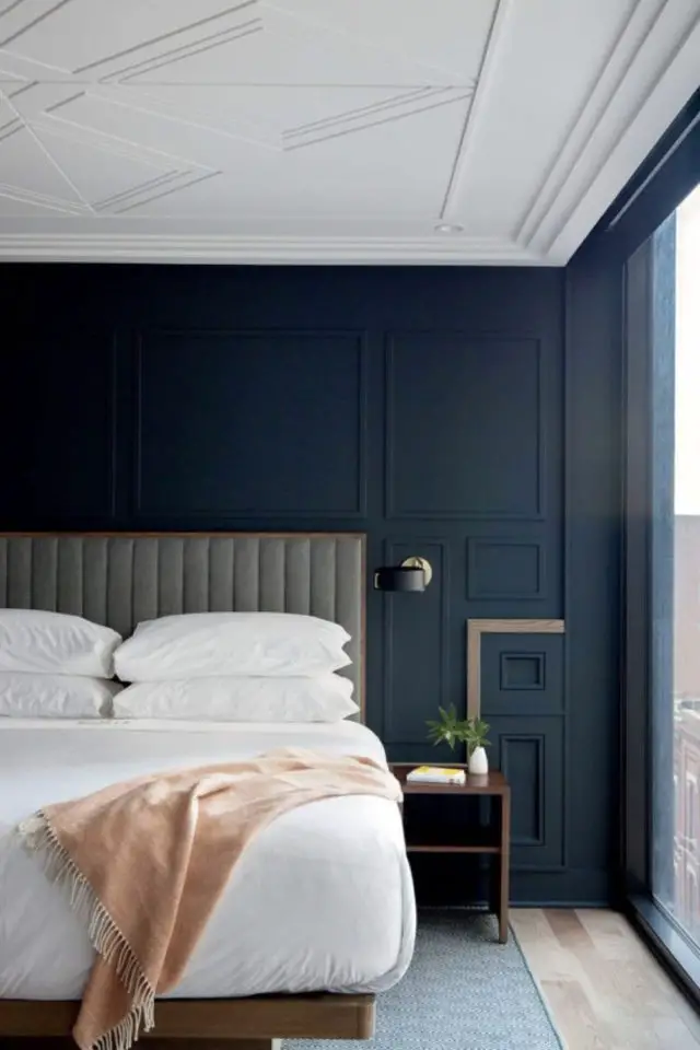 deco murale moulures ton sur ton exemple chambre à coucher classique chic peinture bleu marine