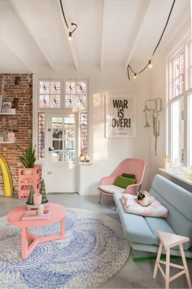 deco petit salon moderne blanc et pastel canapé bleu gris porte vitrée vitraul fauetuil et table basse rose mur en brique