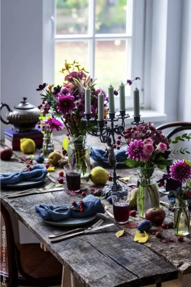 deco table printemps exemple table classique chic simple rustique fleurs colorées