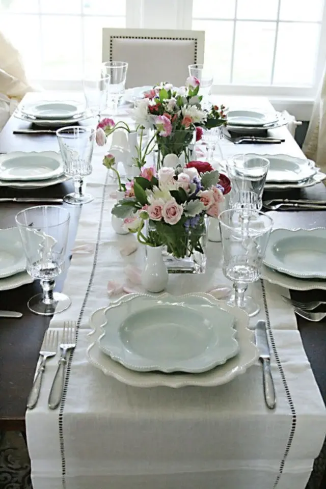 deco table printemps exemple chemin de table blanc vaisselle simple et élégante bouquet de roses