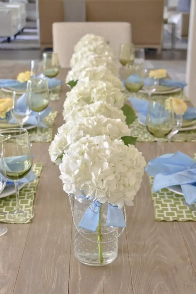 deco table printemps exemple chemin centre de table fleurs blanches simplicité