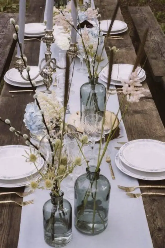 deco table printemps exemple chemin de table blanc vase translucide bleu naturel bohème