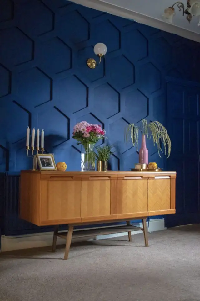 decor mural moulure peinture exemple peinture bleu pétrole mat motif nid d'abeille enfilade buffet mid century clair